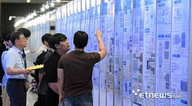 제24회 국제 나노기술융합전시회(나노코리아 2026)가 8일 경기 고양시 킨텍스에서 열렸다. 참관객이 다양한 나노분야 연구 성과를 살펴보고 있다. 이동근기자 foto@etnews.com