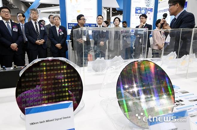 제24회 국제 나노기술융합전시회(나노코리아 2026)가 8일 경기 고양시 킨텍스에서 열렸다. 박인규 과학기술정보통신부 과기혁신본부장 등 내빈들이 한국나노기술원 전시관을 살펴보고 있다. 이동근기자 foto@etnews.com