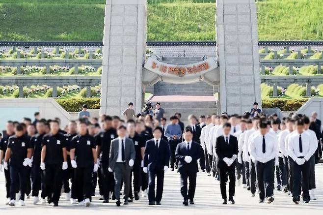 6일 오후 전남광주통합특별시 북구 국립 5·18 민주묘지에서 광주제일고등학교·배재고등학교 학생들이 참배하고 있다. 배재고 야구부 학생들은 최근 고교야구대회에서 ‘스타벅스 가야지’라는 5·18 조롱 응원 구호로 공분을 샀다. 연합뉴스