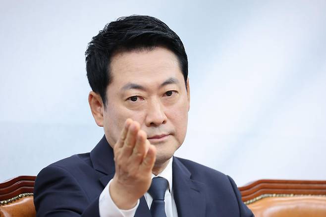 장동혁 국민의힘 대표가 6일 서울 여의도 국회에서 열린 최고위원회의에서 손짓을 하고 있다. 뉴스1