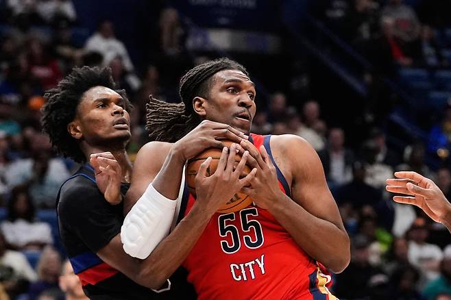 <yonhap photo-3958=""> New Orleans Pelicans forward Kevon Looney (55) battles under the basket with Detroit Pistons guard Ausar Thompson in the second half of an NBA basketball game, Wednesday, Jan. 21, 2026, in New Orleans. (AP Photo/Gerald Herbert)/2026-01-22 13:28:40/ <저작권자 ⓒ 1980~2026 ㈜연합뉴스. 무단 전재 재배포 금지, AI 학습 및 활용 금지></yonhap>