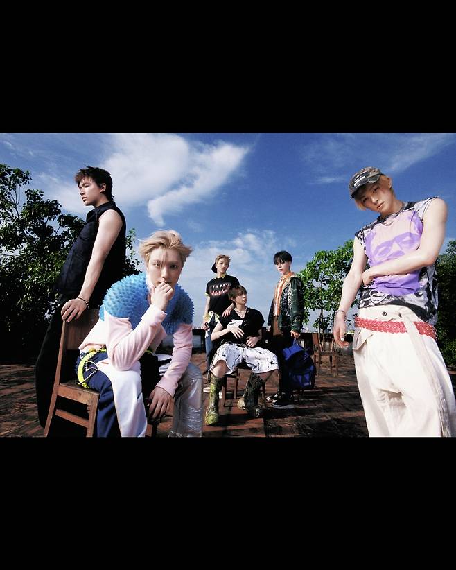 The group Daily:Direction has raised anticipation for their comeback by releasing additional group and individual concept photos for their second single, Monkey Mode, via their official social media channels. The members showcased confident poses and intense gazes against a hip backdrop, highlighting the unique team vibe they will present in this album.Their second single, *Monkey Mode*, set for release on the 13th, consists of two tracks: the title track Down With It and the B-side Trapped. This album captures the process of finding inner answers while cheerfully embracing imperfection.The title track, Down With It, is an electronic song that blends hyperpop and house elements. The lyrics express the emotional tug-of-war that takes place when trying to win someones heart.