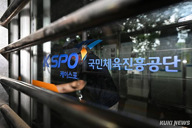 2일 서울 송파구 올림픽공원 핸드볼경기장 앞에서 경찰이 국조특위 현장조사를 앞두고 출입로를 확보하고 있다. 남동균 기자