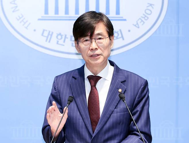 국민의힘 조경태 의원이 8일 국회 소통관에서 기자회견을 열고 "당의 생존과 차기 총선 승리를 위해 윤리위가 장동혁 대표에 대한 제명 및 출당 처분을 결단해줄 것을 강력히 요청한다"고 밝히고 있다. 연합뉴스
