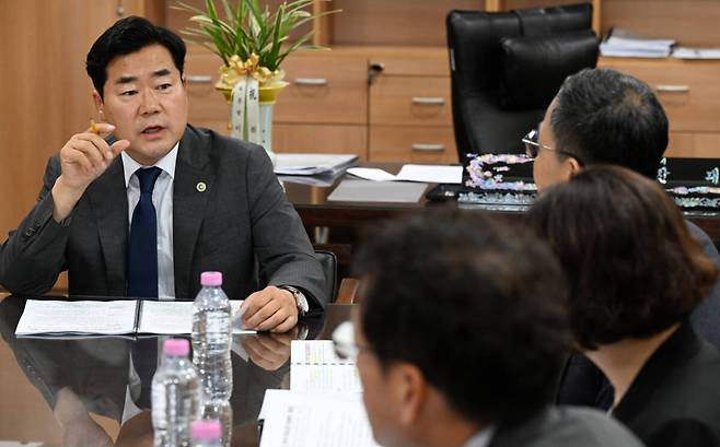 박찬대 인천광역시장이 6일 시청 집무실에서 열린 경제산업본부 주요 업무보고에서 주요현안을 논의하고 있다. 시 제공
