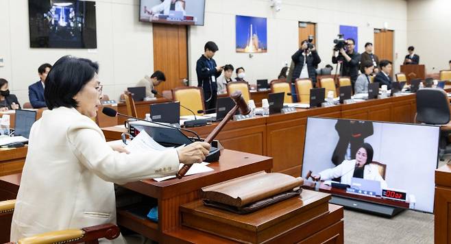 2025년 12월10일 서울 여의도 국회에서 열린 제430회국회(임시회) 과학기술정보방송통신위원회 제1차 전체회의에서 최민희 위원장이 국민의힘 위원들이 퇴장한 가운데 정보통신망법 일부 개정안, 이른바 가짜뉴스 규제법을 의결하고 있다./ 사진=뉴스1