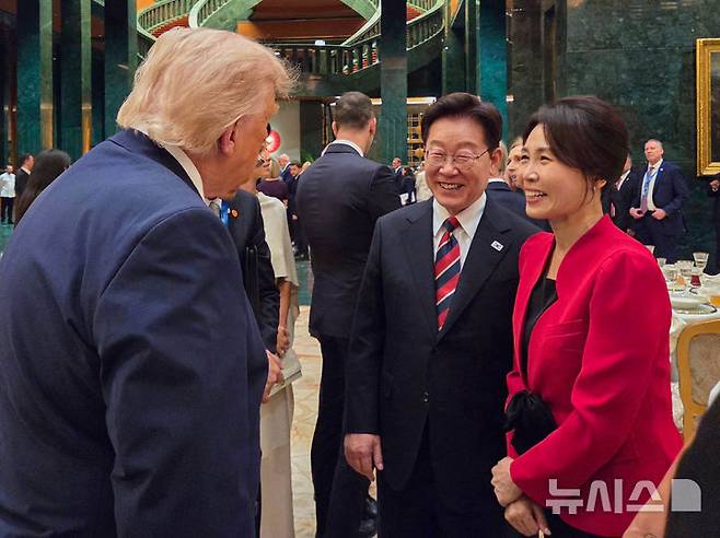 [앙카라=뉴시스] 조성봉 기자 = 북대서양조약기구(NATO·나토) 정상회의에 참석 중인 이재명 대통령과 김혜경 여사가 7일(현지 시간) 튀르키예 앙카라 대통령궁에서 열린 레젭 타입 에르도안 튀르키예 대통령 주최 환영 만찬에서 도널드 트럼프 미국 대통령과 대화하고 있다. (공동취재) 2026.07.08. suncho21@newsis.com
