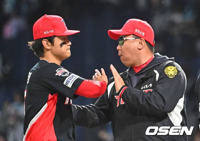 [OSEN=창원, 이석우 기자] 29일 창원NC파크에서 2026 신한 SOL KBO 리그 NC 다이노스와 KIA 타이거즈의 경기가 열렸다. 홈팀 NC는 구창모가, 방문팀 KIA는 이의리가 선발 출전했다. KIA 타이거즈 이범호 감독이 NC 다이노스에 연장 승부끝에 9-4로 승리한 후 김도영과 하이파이브를 하고 있다. 2026.04.29 / foto0307@osen.co.kr