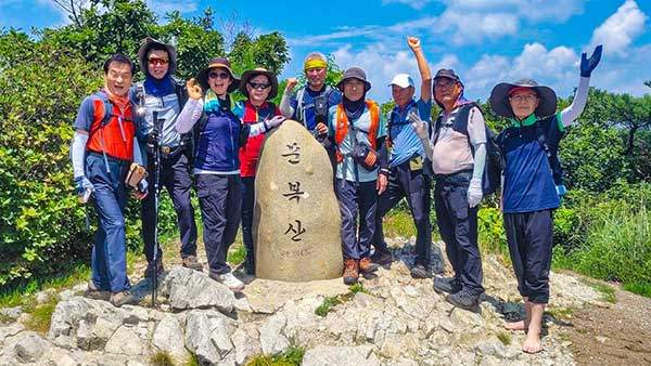 세종명산산악회 회원들과 오른 청도 문복산. 맨발이다.&nbsp;
