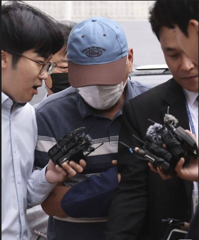 광주 여고생 살해범 장윤기 사건과 관련해 공무상비밀누설과 증거인멸 등 의혹을 받고 있는 광주 광산경찰서 전 수사팀장 박 경감이 8일 오전 구속 전 피의자 심문(영장실질심사)을 받기 위해 광주지방법원에 들어서고 있다. (뉴스1 제공)