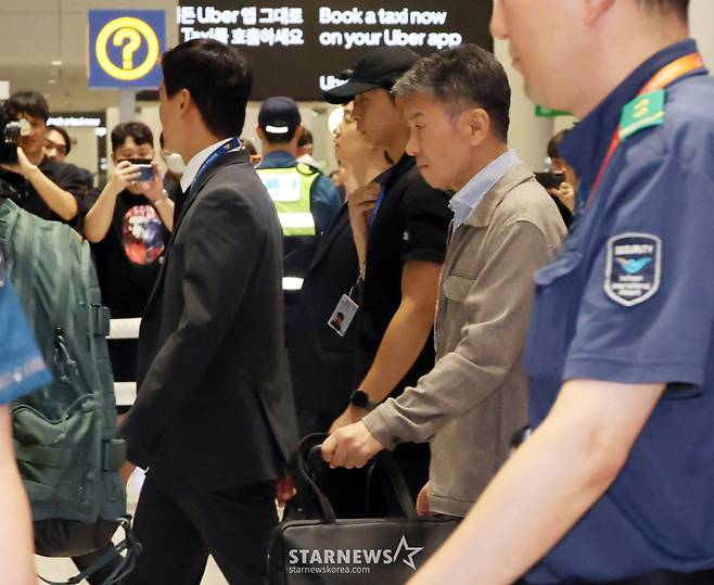 북중미월드컵 조별예선 탈락한 축구대표팀 홍명보 전 감독이  전격 사퇴한 후 선수단과 함께 귀국한 가운데 정몽규 KFA회장도  30일 오전 인천공항 제2청사를 빠져나가고 있다.  북중미월드컵 조별예선 탈락한 축구대표팀 홍명보 전 감독이  전격 사퇴한 후 선수단과 함께 귀국했다. /사진=강영조 선임기자