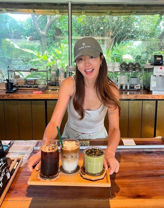 The business outcomes of celebrities who took on new challenges by opening cafes on Jeju Island have varied widely. The cafes run by stars who attracted attention thanks to their fame have taken different paths—some have closed, others have suspended operations, and still others remain in business—depending on personal circumstances and business strategies.Actor Lee Dong-gun announced that the café he opened in Aewol-eup, Jeju, last April would be temporarily closed. Although he had been very active—sharing his daily life running the café on the SBS show *My Lazy Little Baby* and operating a pop-up store in Seongsu-dong—he decided to suspend operations for the time being without disclosing the specific reason for the hiatus.Singer Lee Sang-soon also closed his café Longplay, which he had opened in Jeju in July 2022. He is currently active as the DJ of MBC FM4Us A Perfect Day with Lee Sang-soon and is exploring new opportunities, having recently revealed plans to open a new café in the Seoul area.In contrast, actress Park Han-byul is successfully maintaining her café in Jeju. Having settled in Jeju in 2019, Park Han-byul has been successfully running the business, sharing updates about the café on her social media and expressing her affection for the space.