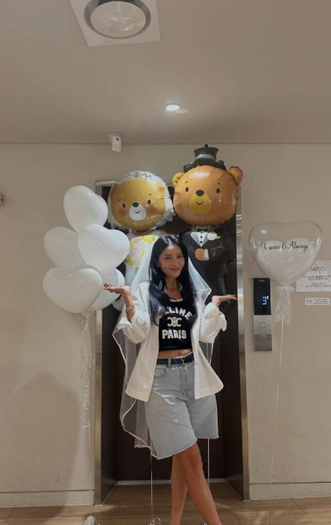 Actress Oh Yoon-ah shared a photo of herself wearing a veil on her social media account and expressed her thoughts on the news of her remarriage. Oh Yoon-ah expressed her sincere gratitude to the many people who sent their congratulations and vowed to lead a happy life moving forward.In the photo, Oh Yoon-ah is seen smiling brightly in front of balloon decorations celebrating her remarriage. She conveyed her gratitude to her fans and family for their support and offered warm greetings.Previously, Oh Yoon-ah had personally announced her remarriage to a non-celebrity man on her YouTube channel. Having raised her son on her own since her divorce in 2015, Oh Yoon-ah has found a new partner after 11 years and is now preparing for a fresh start in life.