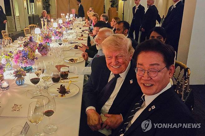 이재명 대통령과 트럼프 대통령 이재명 대통령과 도널드 트럼프 미국 대통령이 6월 16일(현지시간) 프랑스 에비앙레뱅에서 열린 주요 7개국(G7) 정상회의 공식 만찬에서 기념 촬영을 하고 있다. [공동취재 제공. 재판매 및 DB 금지]