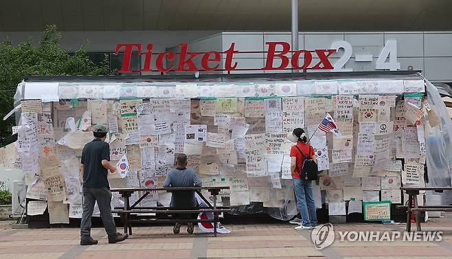 어느새 한달 (서울=연합뉴스) 박동주 기자 = 6·3 지방선거 투표용지 부족 사태로 인한 '개표소 봉쇄 시위'가 계속되고 있는 5일 서울 송파구 올림픽공원 핸드볼경기장 앞에서 참가자들이 오가고 있다. 2026.7.5 pdj6635@yna.co.kr