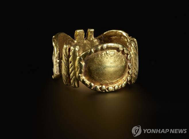 2024년 영국에서 돌아온 가나 아샨티 제국의 금반지 [EPA=연합뉴스. 재판매 및 DB 금지]