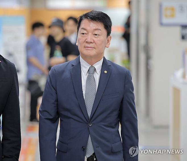법정 향하는 국민의힘 안철수 의원 (서울=연합뉴스) 류영석 기자 = 국민의힘 안철수 의원이 8일 서울 서초구 서울중앙지방법원에서 열린 추경호 대구시장 관련 내란 중요임무 종사 혐의 1심 속행 공판에 증인 신분으로 출석하고 있다. 2026.7.8 ondol@yna.co.kr