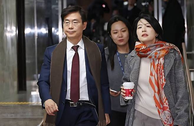 국민의힘 조경태, 한지아 의원이 2024년 12월 7일 서울 여의도 국회에서 열린 의원총회에 참석하고 있다. /연합뉴스