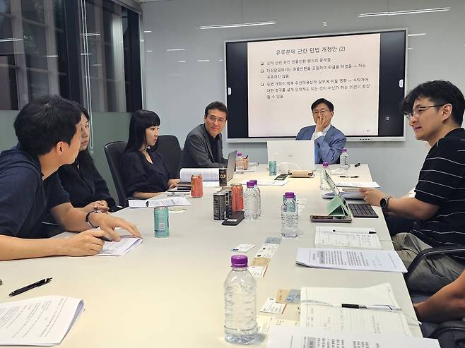 이계정(오른쪽 두 번째) 교수가 7월 9일 서울 역삼동 법무법인 트러스트에서 열린 한국상속신탁학회 세미나에서 참석자의 질문을 듣고 있다. 조한주 기자
