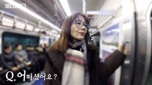SBS 비디오머그에서 바뀐 지하철 소리를 듣는 고 강희선 성우. 사진=방송 영상 캡처&nbsp;