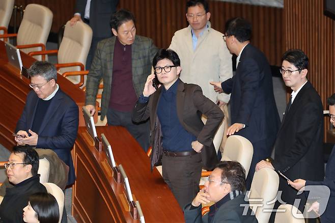 윤석열 대통령이 비상계엄령을 선포한 가운데 2024년 12월 4일 새벽 서울 여의도 국회 본회의장에서 한동훈 국민의힘 대표가 심각한 표정으로 전화통화를 하고 있다. .2024.12.4 ⓒ 뉴스1 이광호 기자