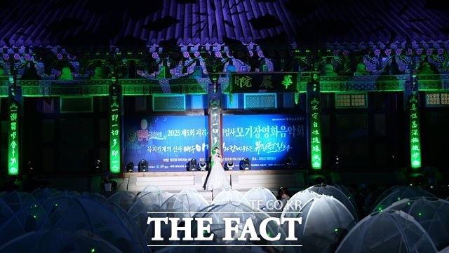 지리산 대화엄사는 오는 8월 8일 오후 7시 40분 전남 구례 지리산 대화엄사 화엄원 특설무대에서 ‘2026 제6회 지리산 대화엄사 모기장영화음악회’를 개최한다. 사진은 지난해 행사 장면./화엄사