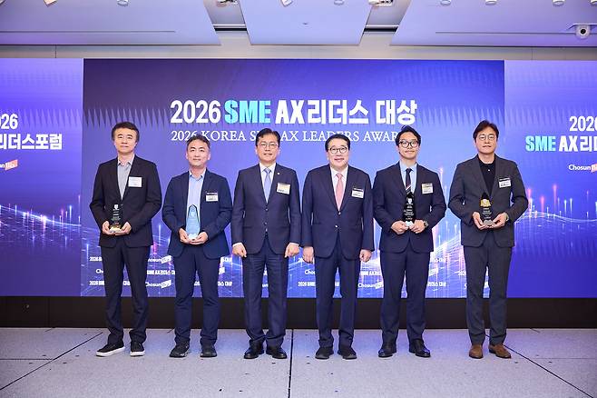조선비즈는 9일 '2026 SME AX 리더스 포럼'에서 중소벤처기업부 장관상, 조선비즈 대표이사상 등을 시상하는 'AX 리더스 대상' 시상식을 개최했다. 사진 왼쪽부터 정상일 마크클라우드 대표, 오경진 태림산업 대표, 이병권 중기부 제2차관, 김영수 조선비즈 대표, 조호진 젠젠에이아이 대표, 이남용 셀키에이아이 대표. /조선비즈