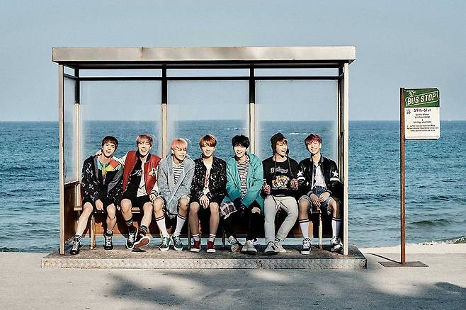 BTS 〈WINGS 외전: YOU NEVER WALK ALONE〉 앨범 재킷 | 출처 ⓒ빅히트엔터테인먼트