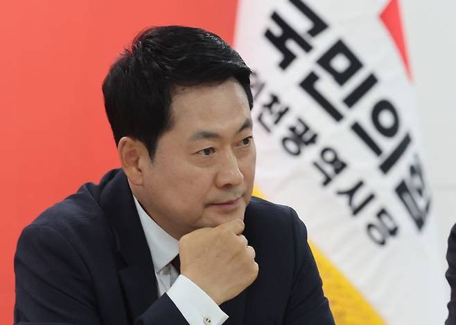 장동혁 국민의힘 대표가 8일 인천 남동구 인천시당에서 열린 '6·3 참정권 박탈 사태 청년·대학생 간담회'에서 청년들의 발언을 들으며 생각에 잠겨 있다. ⓒ뉴시스