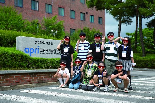 어린이 우주 기자단은 GIST 고등광기술연구원에서 레이저 통신에 대해 배웠다. 스튜디오51 제공