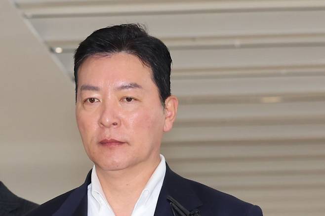 김성훈 전 대통령실 경호처 차장이 11일 오전 서울 종로구 KT광화문빌딩 웨스트에 마련된 김건희 여사 관련 의혹을 수사하는 민중기 특별검사 사무실에 출석하고 있다. 사진=뉴시스