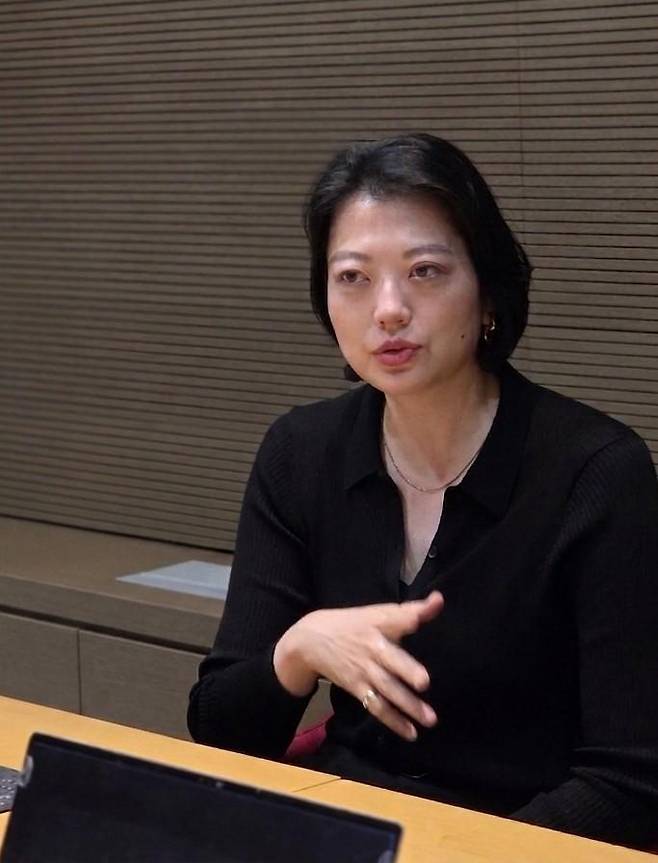 이카와 가오루 호리프로 프로듀서가 1일 서울 강남구 코엑스아티움에서 한국일보 기자와 만나 인터뷰하고 있다. 예술경영지원센터 제공