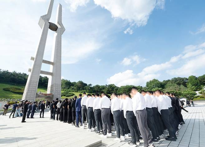 배재고 야구부 선수단과 교사·학부모 80여명이 지난 6일 광주제일고 학생들과 함께 광주광역시 국립 5·18민주묘역을 방문해 참배하고 있다. 뉴스1