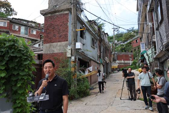 오세훈 서울시장이 19일 서울 서대문구 현저동 모아타운 현장 점검에 앞서 발언하고 있다. [연합뉴스]