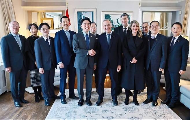 마크 카니 캐니다 총리와 만난 강훈식 대통령비서실장, 김정관 산업통상부 장관, 김동관 한화그룹 부회장, 정의선 현대차그룹 회장, 장재훈 현대차 부회장. 사진=김정관 산업부 장관 페이스북