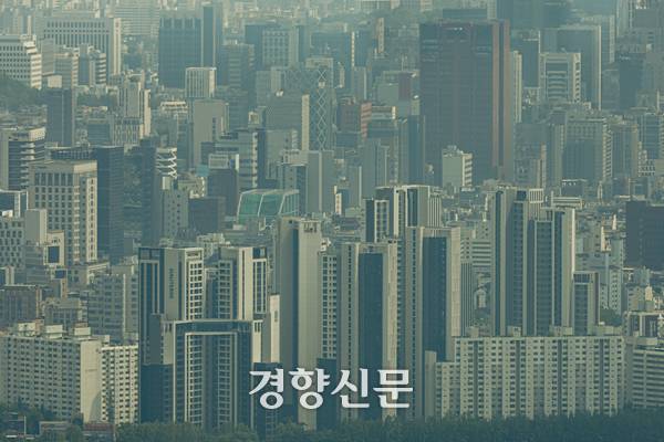 서울 강남권 아파트 단지 모습. 박해천은 <콘크리트 유토피아>에 “강남의 많은 아파트 단지는 서울로 올라와 대학 교육을 받은 지방 출신의 젊은 세대들이 내 집 마련과 함께 신중산층으로 발돋움하는 과정과 맞물려 있다”고 적었다. 2026.05.12 문재원 기자