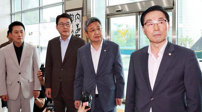 대치 끝 만남 불발 9일 ‘장윤기 사건’과 관련해 광주경찰청을 찾은 장동혁 대표 등 국민의힘 지도부가 김영근 청장과의 면담이 이뤄지지 않자 항의하고 있다. 연합뉴스