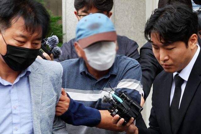광주 광산경찰서 소속 박모 경감이 8일 오전 전남광주통합특별시 동구 광주지방법원에서 진행된 구속 전 피의자 심문에 출석한 뒤 법정 밖으로 나오고 있다. 박 경감은 여고생을 살해한 장윤기 사건과 관련해 증거인멸 혐의로 이날 구속됐다. 연합뉴스