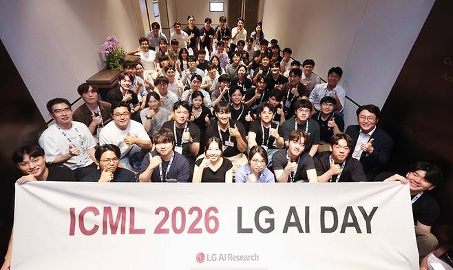 LG가 6일부터 서울 코엑스에서 열리는 머신러닝·인공지능 분야 세계 최고 권위의 국제 학회 ‘국제머신러닝학회 2026’에 참가해 연구 성과와 함께 LG의 AI ‘엑사원’의 산업 현장 혁신 사례를 공개했다고 8일 밝혔다. 지난 7일 LG AI Day에 참가한 AI 인재 참석자들이 기념 촬영하고 있다. [LG]