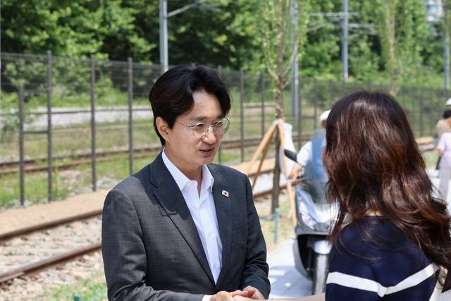 서준오 노원구청장이 한 주민과 대화를 나누고 있다. 노원구청 제공