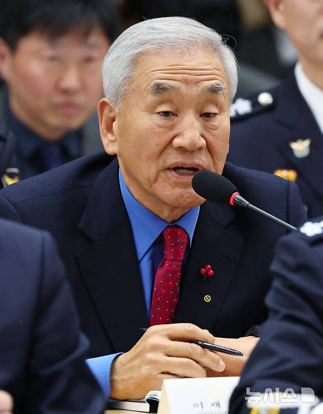 [세종=뉴시스] 최동준 기자 = 이재오 민주화운동기념사업회 이사장이 17일 세종시 정부세종컨벤션센터에서 열린 행정안전부(경찰청, 소방청)·인사혁신처 업무보고에서 이재명 대통령 질문에 답변하고 있다. (대통령실통신사진기자단) 2025.12.17. photocdj@newsis.com