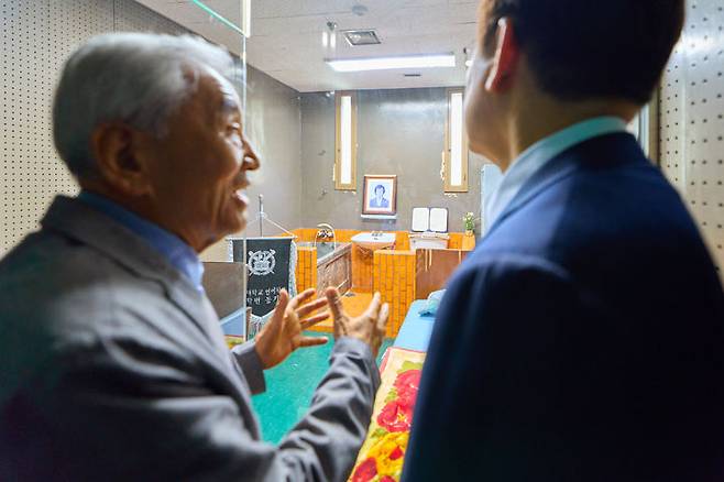 [서울=뉴시스] 이재명 대통령이 21일 서울 용산구 민주화운동기념관(옛 남영동 대공분실) 박종철 민주운동가 고문현장을 찾아 이재오 민주화운동기념사업회 이사장 설명을 듣고 있다. (사진=대통령실 제공) 2025.10.21. photo@newsis.com *재판매 및 DB 금지
