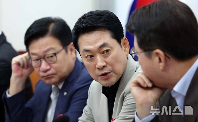 [서울=뉴시스] 고범준 기자 = 장동혁 국민의힘 대표가 9일 서울 여의도 국회에서 열린 최고위원회의에서 신동욱 의원과 대화를 하고 있다. 왼쪽은 정점식 원내대표. 2026.07.09. bjko@newsis.com