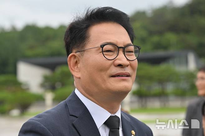 [전남광주=뉴시스] 이영주 기자 = 송영길 더불어민주당 당대표 후보가 9일 오후 전남광주 북구 운정동 국립5·18민주묘지를 찾아 당대표 출마 포부를 밝히고 있다. 2026.07.09. leeyj2578@newsis.com