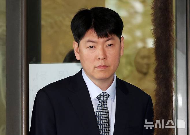 [서울=뉴시스] 이영환 기자 = 장준호(현 성남지청장) 전 내란특검 수사팀장이 9일 오후 서울 서초구 대법원에서 열린 윤석열 전 대통령 체포방해 사건 상고심 선고기일을 마친 후 이동하고 있다.대법원 3부(재판장 이흥구 대법관, 주심 이숙연 대법관)는 9일 윤 전 대통령의 특수공무집행방해, 직권남용 권리행사방해 등 혐의 상고심에서 징역 7년을 선고한 원심을 확정했다. 2026.07.09. 20hwan@newsis.com