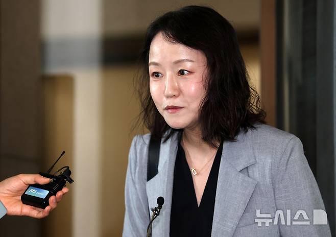 [서울=뉴시스] 이영환 기자 = 윤석열 전 대통령측 변호인 유정화 변호사가 9일 오후 서울 서초구 대법원에서 열린 윤석열 전 대통령 체포방해 사건 상고심 선고기일을 마친 후 입장을 전하고 있다.대법원 3부(재판장 이흥구 대법관, 주심 이숙연 대법관)는 9일 윤 전 대통령의 특수공무집행방해, 직권남용 권리행사방해 등 혐의 상고심에서 징역 7년을 선고한 원심을 확정했다. 2026.07.09. 20hwan@newsis.com