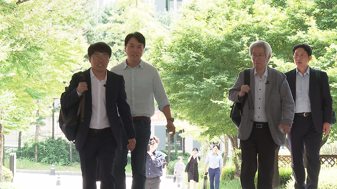 지난 2024년 7월 31일 '윤석열 명예훼손' 사건 첫 공판기일 출석을 위해 뉴스타파 한상진 기자, 봉지욱 기자, 김용진 대표, 신인수 변호사(왼쪽부터)가 서울중앙지법으로 들어서고 있다.