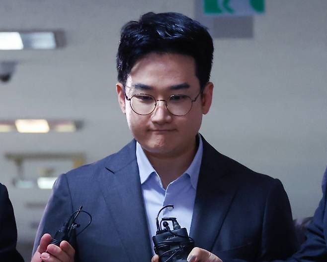 지난 6·3 지방선거에서 피습 자작극 의혹을 받는 정이한 전 개혁신당 부산시장 후보가 8일 부산지방법원에 구속 전 피의자 심문(영장실질심사)에 출석하기위해 법정에 들어서고 있다. 연합뉴스