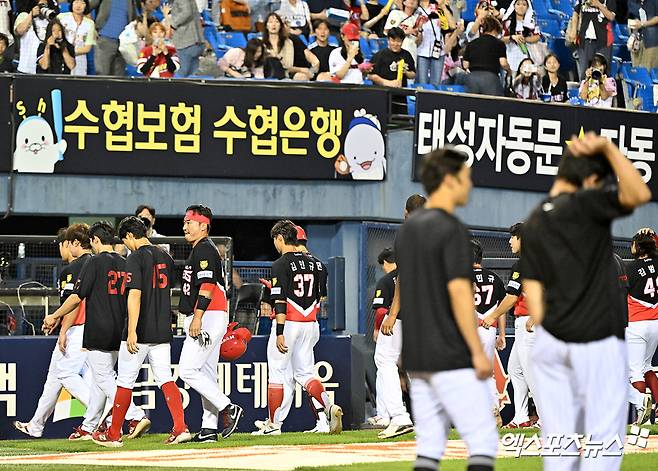 29일 오후 서울 송파구 잠실야구장에서 열린 '2026 신한 SOL Bank KBO리그' KIA 타이거즈와 LG 트윈스의 경기, LG가 송찬의와 오지환의 3점 홈런을 앞세워 KIA에 12:2 대승을 거뒀다.  경기종료 후 KIA 선수들이 그라운드를 빠져나가고 있다. 엑스포츠뉴스 DB