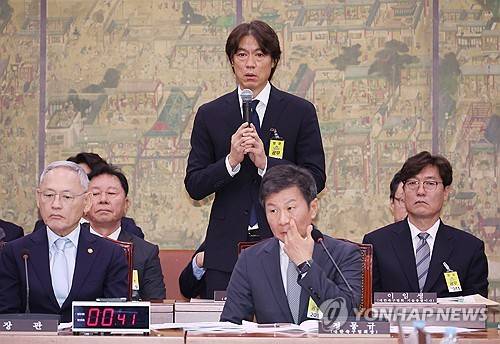 국회 문화체육관광위원회는 9일 전체 회의를 열어 대한축구협회&nbsp;청문회를 22일에 개최하기로 했다. 문체위는 이날 '대한축구협회&nbsp;현안 관련&nbsp;청문회&nbsp;실시계획서 채택의 건' 등을 의결하고 이같이 결정했다. 이날 회의에서 청문회에 부를 13명의 증인과 참고인 10명의 명단도 확정됐다. 증인에&nbsp;정몽규&nbsp;축구협회장과 홍명보 전 대표팀 감독, 이임생 전 협회 기술총괄이사, 이용수&nbsp;축구협회&nbsp;부회장, 정해성 전 국가대표 전력강화위원장, 김승희&nbsp;축구협회&nbsp;전무이사, 최영일·박항서 전&nbsp;축구협회&nbsp;부회장 등이 채택됐다. 연합뉴스